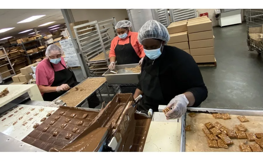 Stuckey's making pecan rolls