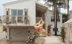 Lindt invites consumers to celebrate Easter at Gold Bunny-themed beach rental