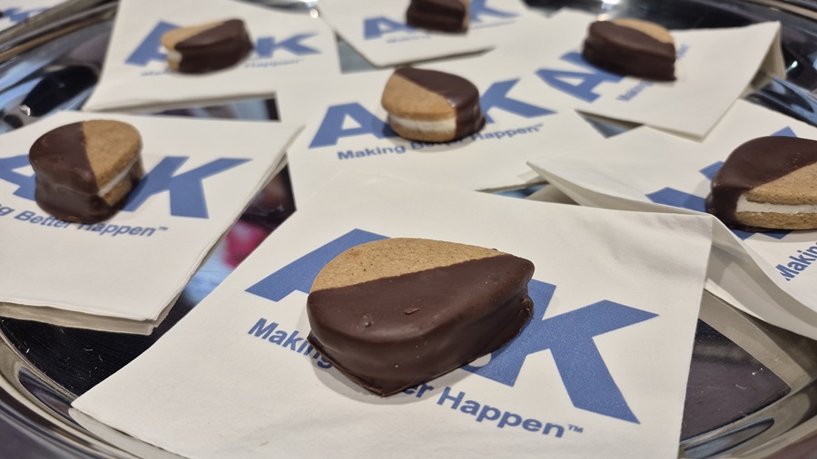 Table featuring teardrop-shaped cookies on napkins