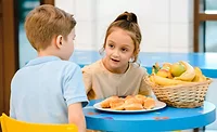 schoolkids eating