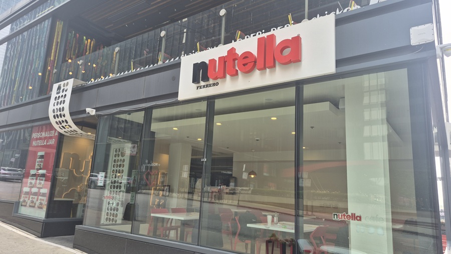 Exterior of the Nutella Cafe restaurant in Chicago