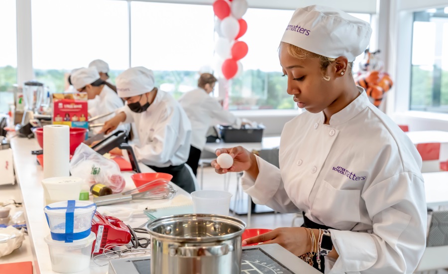 Kellogg's Away from Home partners with ASM, Chicago chefs for student cooking competition