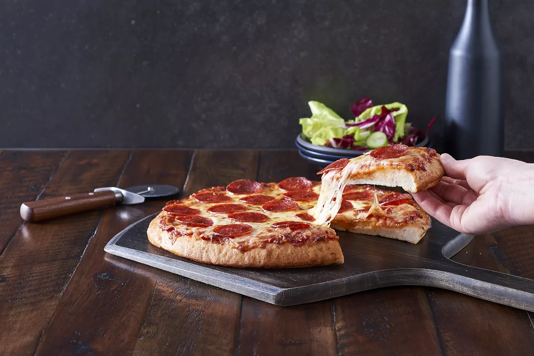 DIGRNO_GlutenFree-PepperoniPizza_Lifstyle.jpg