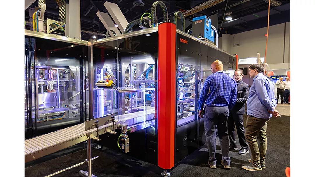 a SOMIC 434 SuperFlex case packer