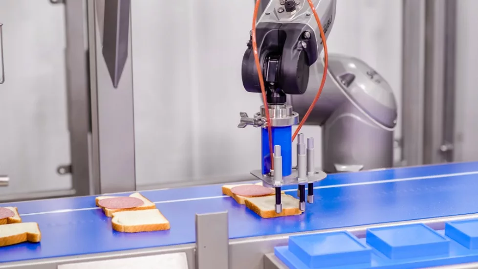 Stäubli robots are making sandwiches: better, safer, and faster