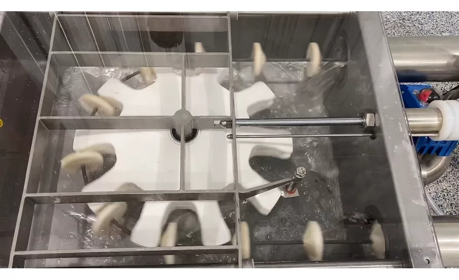 Snack and bakery market: Fast, thorough wet cleaning of conveyors ensures food safety